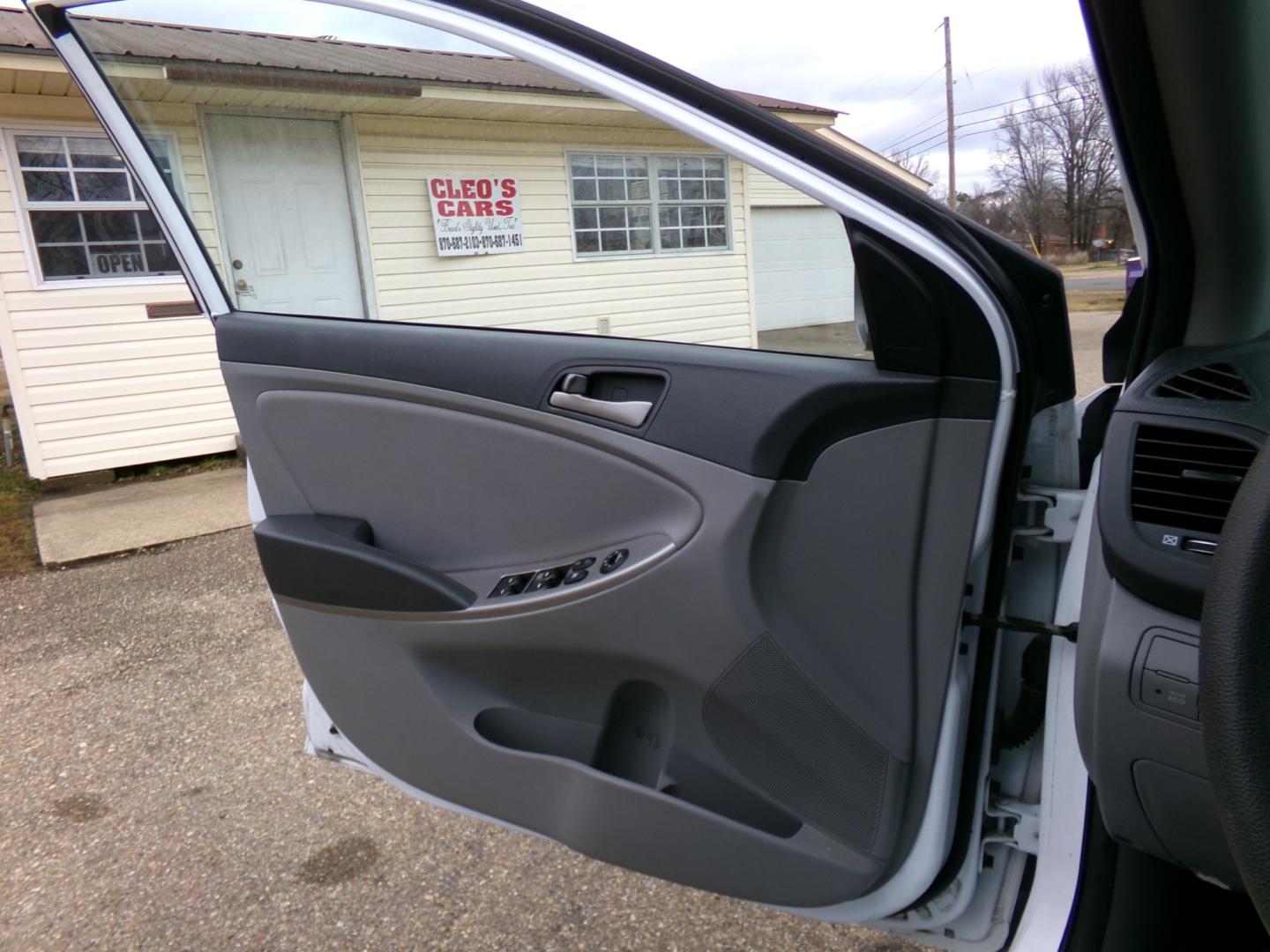 2017 White /Gray Hyundai Accent SE 4-Door 6M (KMHCT4AE8HU) with an 1.6L L4 DOHC 16V engine, 6-speed automatic transmission, located at 401 First NE, Bearden, AR, 71720, (870) 687-3414, 33.726528, -92.611519 - Photo#6